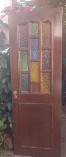 Porta de madeira com vidros coloridos