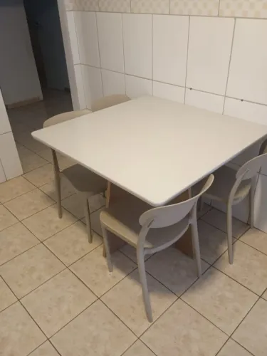 Mesa de jantar com 4 cadeiras