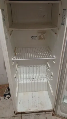 Vende se geladeira