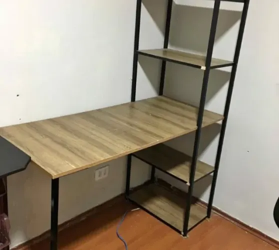 Mesa com estante