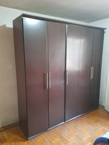 Roupeiro de 6 portas