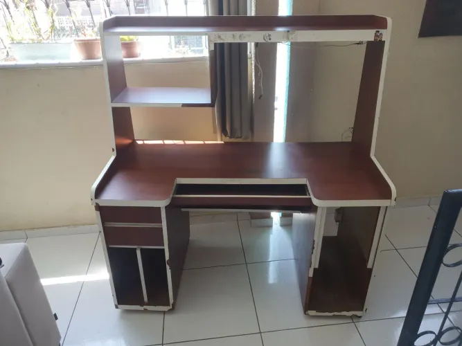 Vendo mesa de escritório com gaveta e espaço pra impressora