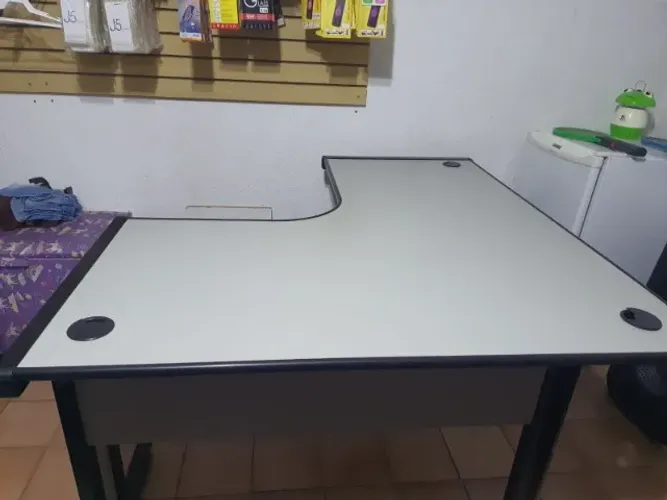 mesa de escritório em L - 1.20m X 1.20m. Outra 1.30m x 1.20m usadas otimo estado