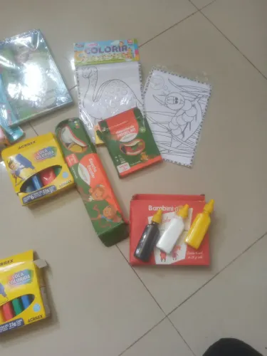 Vendo itens de papelaria, material escolar.