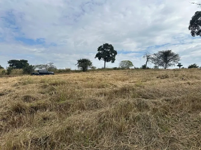 Maravilhosas chácaras na região de Nova Serrana com apenas 600 metros de estrada de terra.