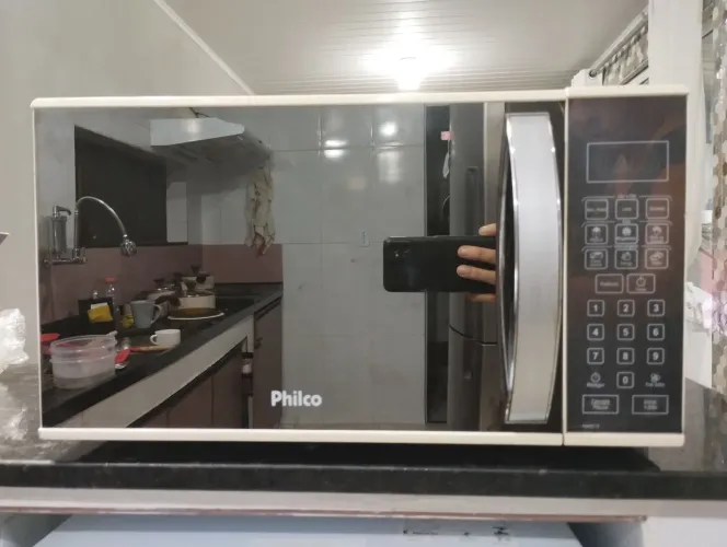 Microondas Philco espelhado 18 litros.