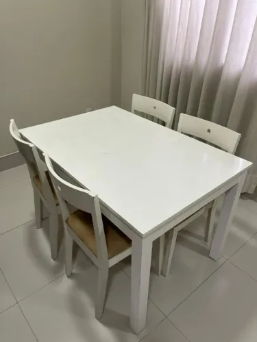 Mesa de jantar branca com 4 cadeiras estofadas Tok Stok