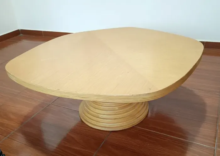 Mesa de Centro Estilo Trevo - Moderna, Elegante e Muito Conservada