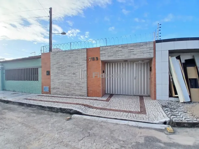 CASA PARA LOCAÇÃO NA CIDADE DOS FUNCIONARIOS Casa de 285m² com 03 dormitorios sendo 02 suí