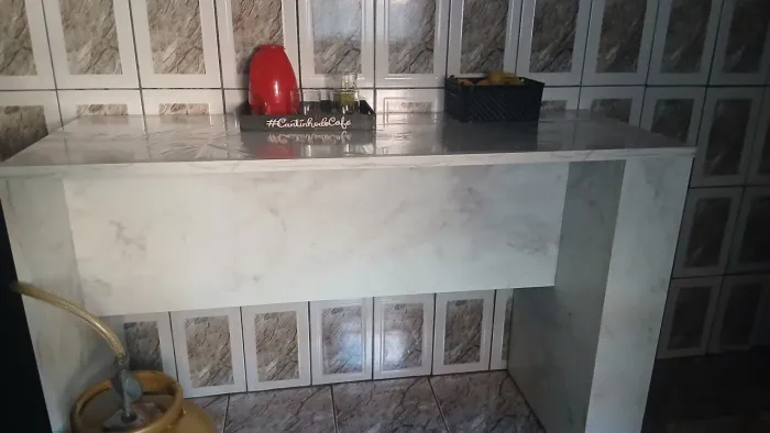 Bancada de madeira com estampa de mármore