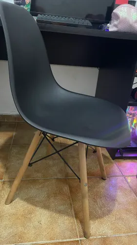 Cadeira Eames Eiffel Preta Pé Madeira - Seminova