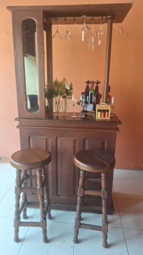 Conjunto Bar + 2 Banquetas em Madeira Maciça - Impecável