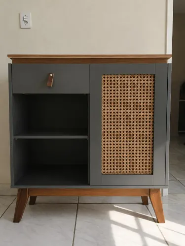 Retrô Preto e Amadeirado com Gaveta e Porta