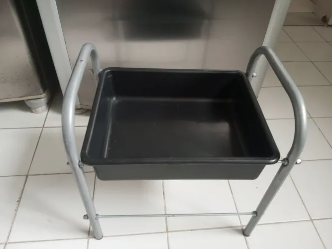 Suporte de metal com bandeja plástica removível [USADO]