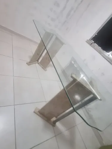 MESA COM PERNAS DE MÁRMORES 