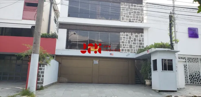 Casa na Aclimação, 04 dormitórios, 03 banheiros, 04 vagas