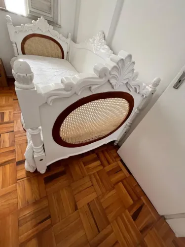 Cama infantil madeira trabalhada 