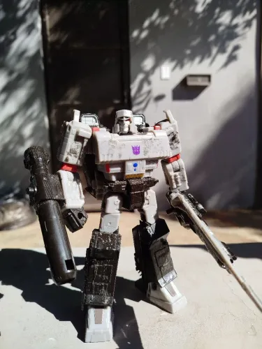 Transformers SIEGE WFC Megatron Voyager Class