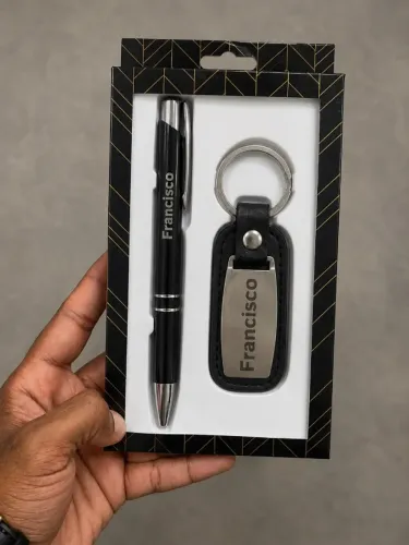 Caneta e chaveiro personalizados com gravação a laser por R$ 49,99