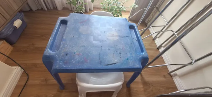 Mesa infantil com duas cadeiras