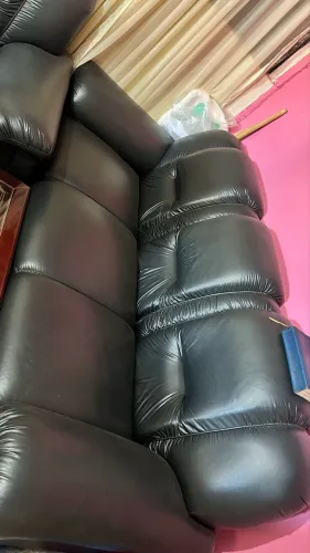 2 sofás de couro na cor preto