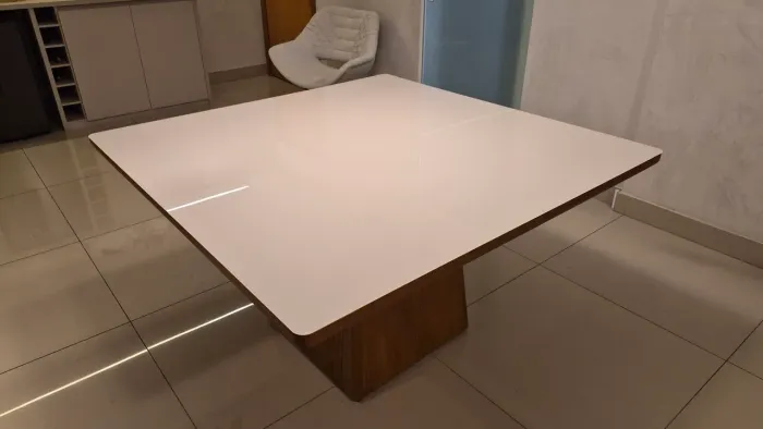 Mesa 1,40 por 1,40 nova, tampo de vidro off white e madeira, base de madeir