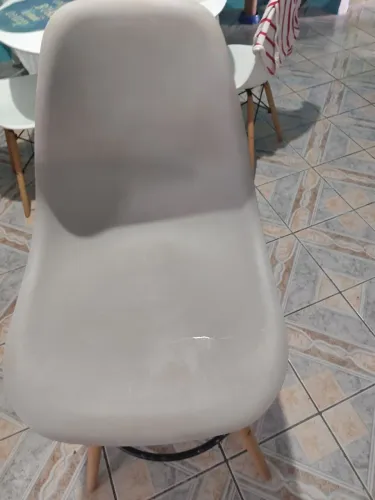 Banquetas cinzas com design moderno