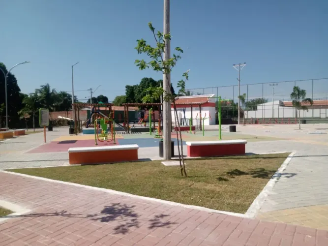 Casa a venda no malcoziado em Horizonte com 5 cômodos fica há 100 metros da pracinha nova