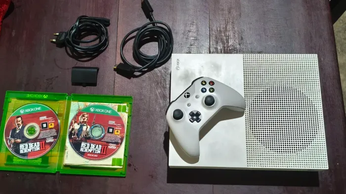 XBOX ONE S 500GB + RED DEAD REDEMPTION 2