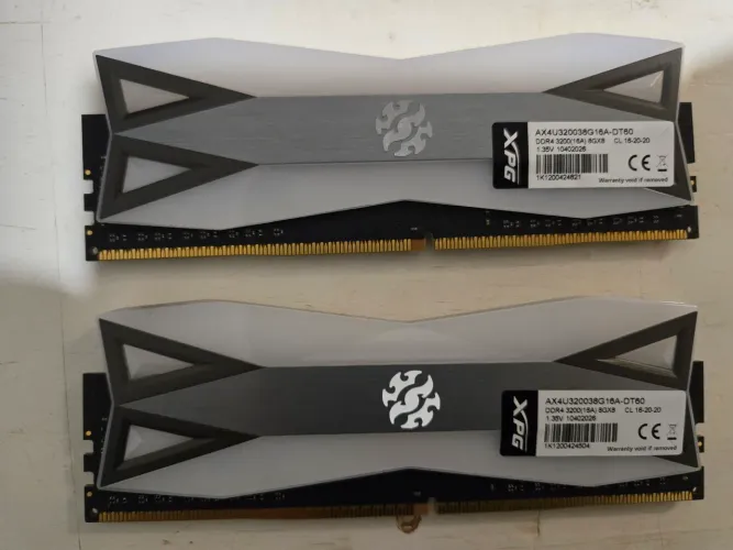 RAM DDR4 3200 16 GB XPG uma só