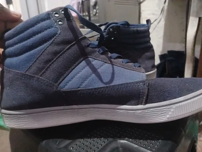 Tênis masculino tamanho 45 o preto é o azul 41
