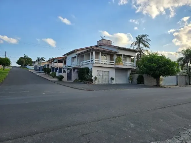 Linda Casa com Sala Comercial em Ponto Comercial em Esquina - 310m² Construído