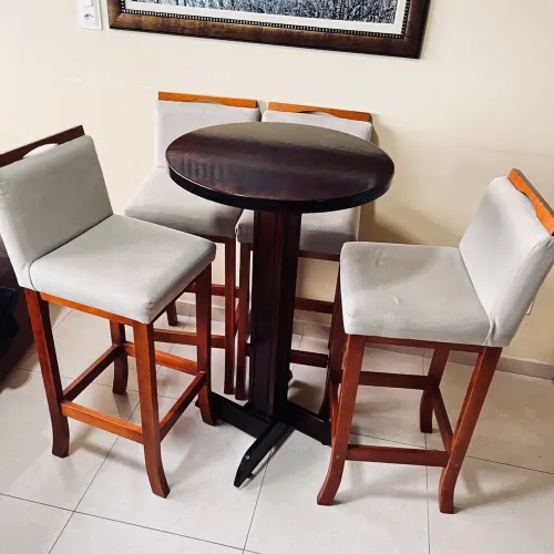 Mesa bistrô com 4 banquetas almofadas