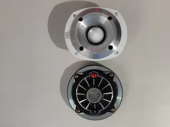 1 Driver D250 Trio JBL Com boca JBL  1 Super Tweeter Jbl St400 Trio Branco