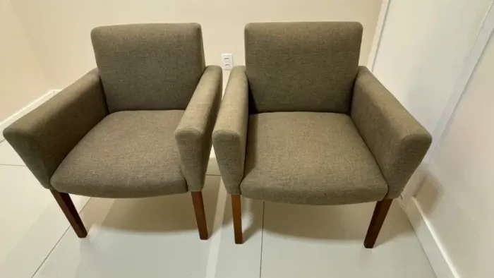 Poltrona Tok&Stok em linho marrom