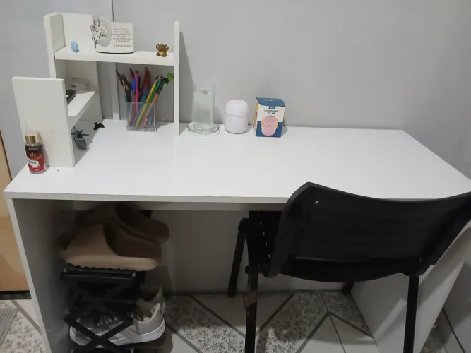 Mesa de escrevaninha branca em MDF