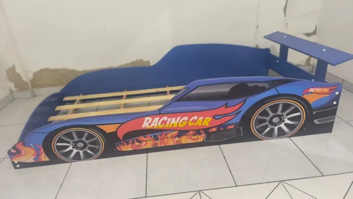 Cama de solteiro infantil Racing car medindo 1,90m × 0,52cm × 0,91 cm