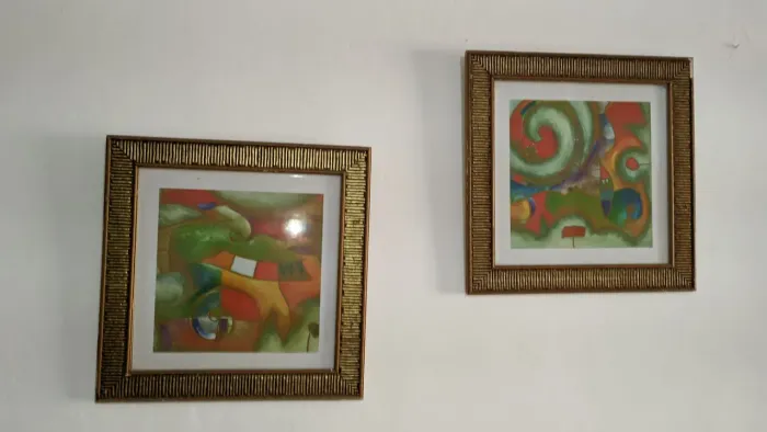 Par de Quadros de Arte Abstrata com Molduras Douradas Trabalhadas<br>Descrição: