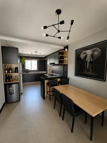 Apartamento Cambuí 95m² Reformado | 2 Vagas cobertas | Varanda Gourmet | Ar condicionado