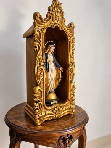 Capelinha / Oratório em Cedro Entalhado - Acabamento Dourado - Espelho Bronze Interno