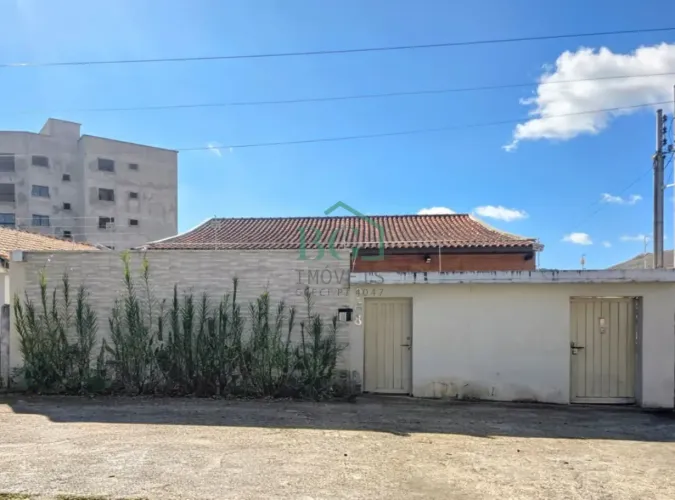 Excelente casa com piscina á venda no bairro Vila Togni em Poços de Caldas MG.