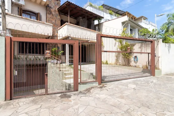 Casa estilo sobrado semi mobiliado com 3 dormitórios, 4 vagas cobertasa rua General Couto