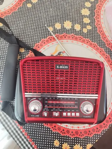 Rádio analógico AM/FM, entrada USB e lanterna