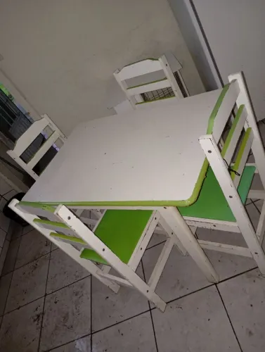 Mesa com 04 cadeiras