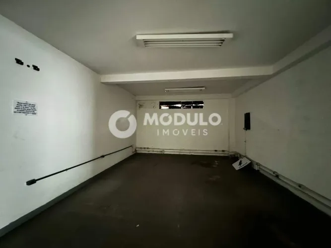 Galpão comercial disponível para locação no bairro Segismundo Pereira.