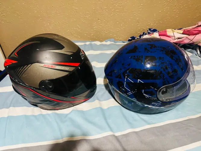 Vendo dois capacetes em ótimos estados