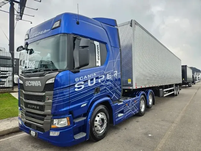 Scania R460 Super 6X2 Ano 2024 Farol de teto e grade geladeira Carreta Baú 3 Eixos Nostra