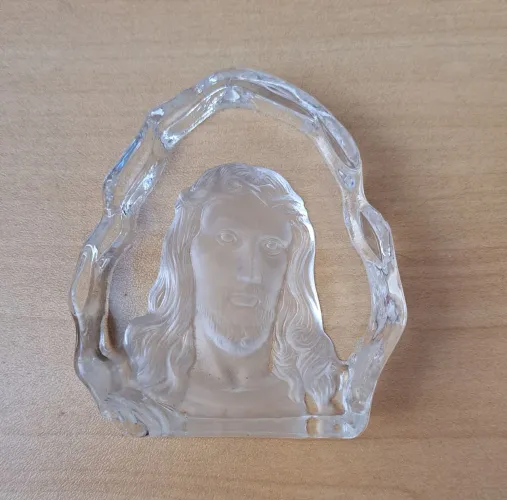 Rosto de Jesus Cristo esculpido em vidro