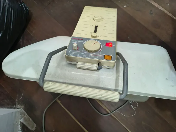 Prensa de passar roupa/ vapor Singer