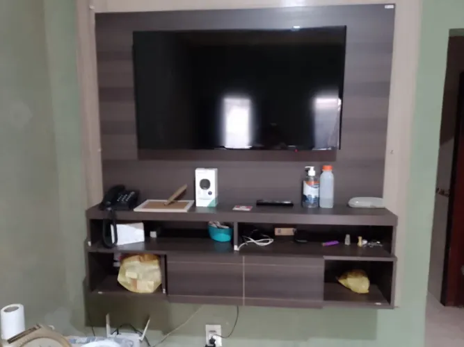 Painel com televisão